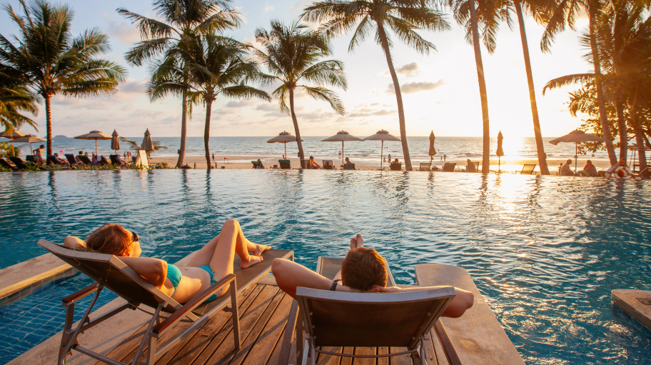 Paar Liegestuhl Sonnenuntergang Palmen Pool